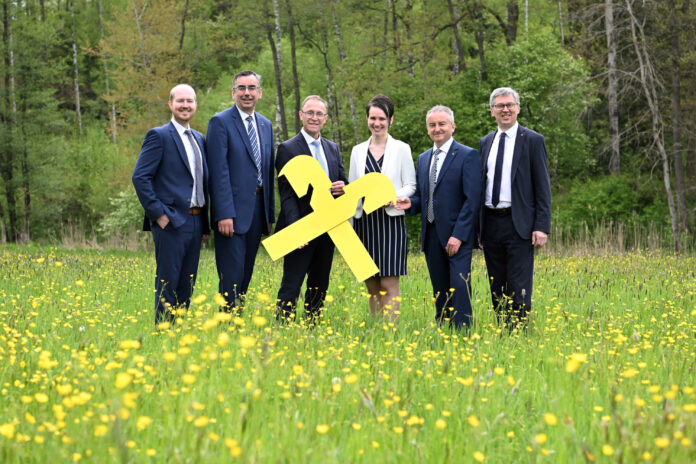 Geschäftsleiter Roland Wagner, Aufsichtsratsvorsitzender Thomas Lebersorger, Geschäftsleiter Kurt Bogg, Geschäftsleiterin Hermine Hummel, Herbert Roßnagl und Geschäftsleiter Christian Weinberger © RB im Thayatal