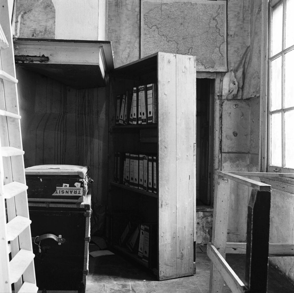 Schwenkbarer Bücherschrank, der zum geheimen Versteck führt. Anne Frank Haus, Amsterdam, 1954. © Maria Austria / Maria Austria Institute, Amsterdam