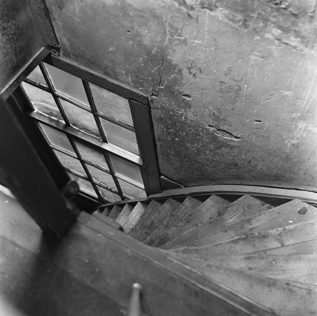 Treppenaufgang ins Versteck. Anne Frank Haus, Amsterdam, 1954. © Maria Austria / Maria Austria Institute, Amsterdam