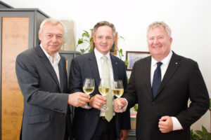 Josef Glatt (Direktor Österreichischer Weinbauverband), Johannes Schmuckenschlager und Chris Yorke (Geschäftsführer ÖWM) stoßen schon auf den kommenden Jahrgang an.