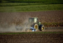 Traktor am Feld