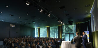 Thomas Wass (r.) begrüßte die Gäste der ersten Tiroler Tourismusgespräche im Congress Igls.