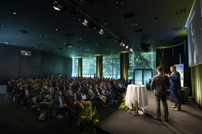 Thomas Wass (r.) begrüßte die Gäste der ersten Tiroler Tourismusgespräche im Congress Igls.