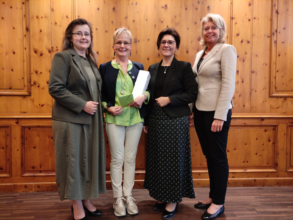 Doris Haidlen-Birnbaumer, stv. Vorsitzende des Funktionärinnen-Beirats, Evelin David und Bettina Kastner verabschieden Gabriele Bürgler (2.v.l.)