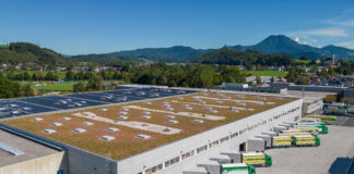Das neue Lagerhaus-Zentrallager mit dem 6.900 m2 großen Biodiversitätsdach und der 6.200 m2 großen Photovoltaik-Anlage.