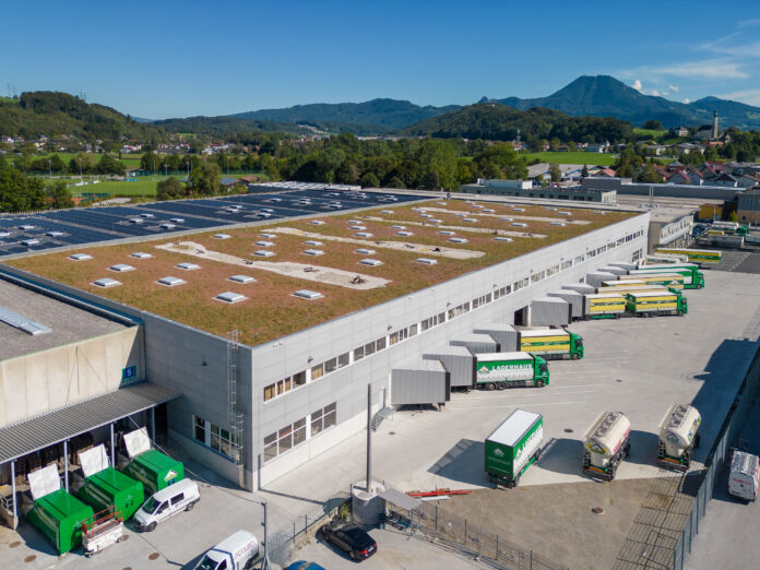 Das neue Lagerhaus-Zentrallager mit dem 6.900 m2 großen Biodiversitätsdach und der 6.200 m2 großen Photovoltaik-Anlage.