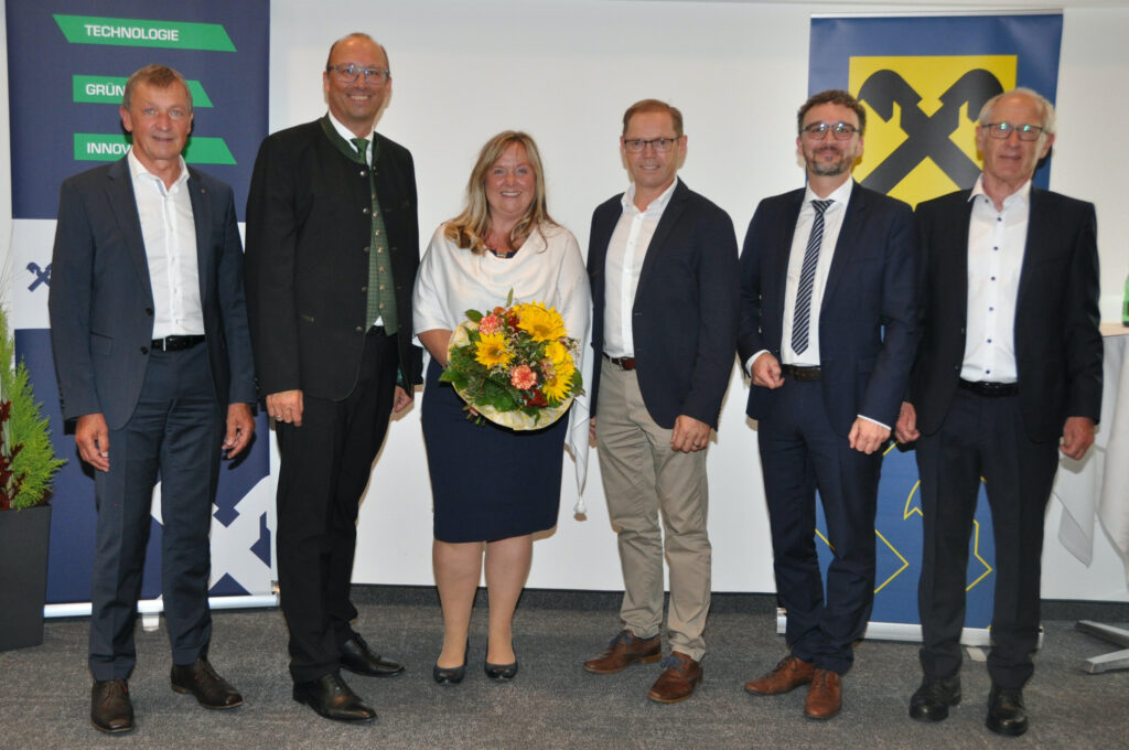 Matthias Breidt, Reinhard Schwendtbauer, Karin Wallerstorfer-Rögl, Aufsichtsratsvor­sitzender Karl Buchinger, Rainer Niesner (Raiffeisenverband OÖ) und Josef Kinzl