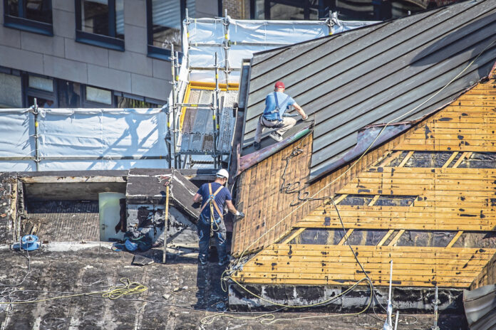 Zwei Dachdecker bei der Arbeit