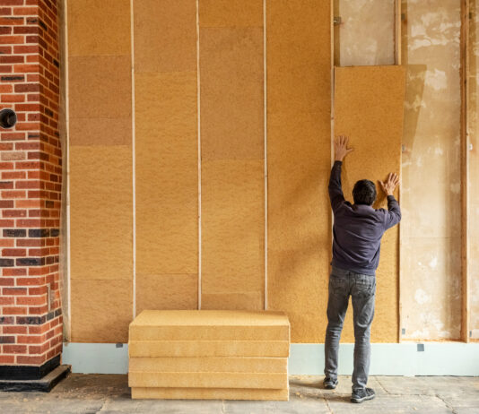 Ein Mann beim Wandbau als Symbolbild für Green Deal als Investmentchance