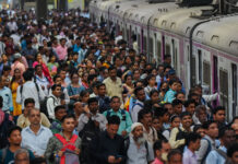 Viele Inder auf einem Bahnsteig, als Symbolbild für Emerging Markets