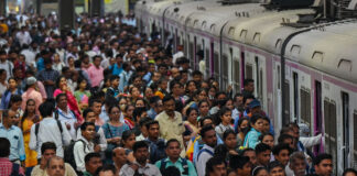 Viele Inder auf einem Bahnsteig, als Symbolbild für Emerging Markets