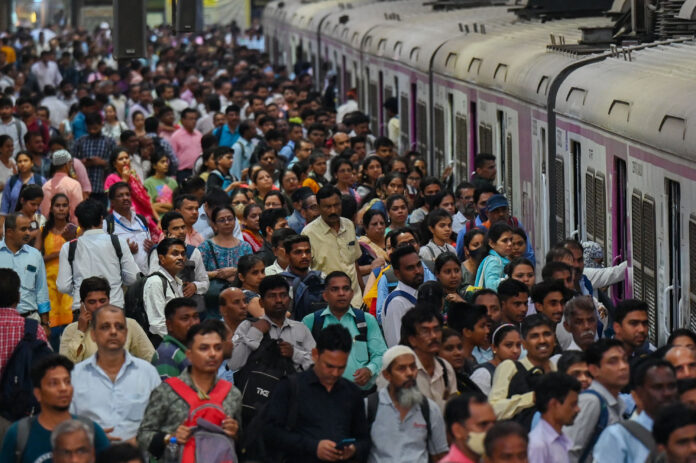Viele Inder auf einem Bahnsteig, als Symbolbild für Emerging Markets