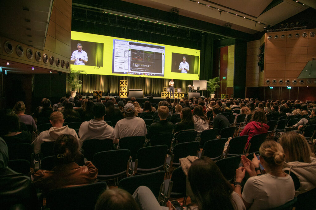 Dominik Engel führte vor den 1.300 Schülern ein „Live Hacking“ durch.