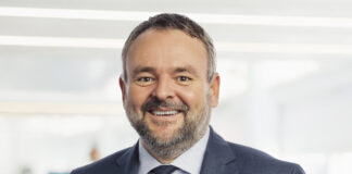 Florian Widmer, Vorstandsvorsitzender der Alpen Privatbank, freut sich über die Auszeichnungen.