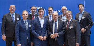 Othmar Karas tritt die Raiffeisen-Manager