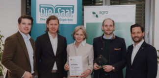 Die PhenoLytics GmbH wurde als Sieger der Seed Innovation Challenge gekürt. Das Projekt erhielt ein Preisgeld von 10.000 Euro sowie die Aussicht auf exklusive Kooperationsgespräche. Im Bild: Florian Mayer (Bereichsleiter Saatgut in der RWA), Georg Sladek (Agro Innovation Lab), Antje und Johannes Wolff (PhenoLytics GmbH) und RWA-Vorstand Christoph Metzker