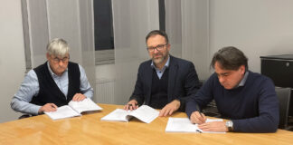 Thomas Karl, Fritz Kaltenegger und Holger Karl bei der Vertragsunterzeichnung