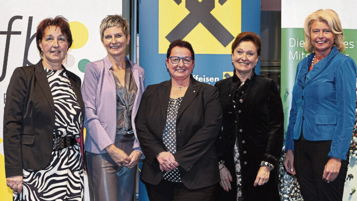 Anita Straßmayr und ihre Nachfolgerin als Funktionärinnen-Beirätin Maria Neubauer, Funktionärinnen-Beirätin Doris Leitner, RLB OÖ-Vorstandsdirektorin Sigrid Burkowski, Bettina Kastner, Koordinatorin des Funktionärinnen-Beirats