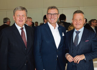 RWA-Generaldirektor Reinhard Wolf (im Bild mit BayWa-Aufsichtsratschef Klaus Josef Lutz, rechts) ehrte Stefan Mayrhofer mit der RWA-Ehrennadel in Gold.