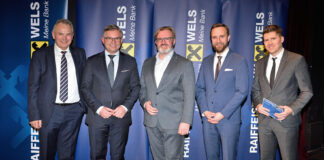 Günter Stadlberger, Magnus Brunner, Thomas Bründl, Stadtrat Martin Oberndorfer und Moderator Stefan Schiehauer beim Kundenevent im Stadttheater Wels