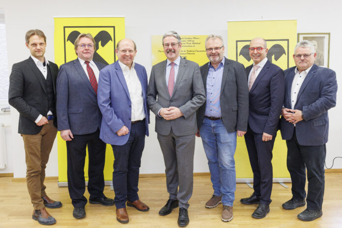 Matthias Zawichowski, GF im-plan-tat Raumplanung, Johann Riesenhuber, Bürgermeister Dürnstein, Roman Janacek, Bürgermeister Bergern im Dunkelsteinerwald, Erwin Hames­eder, Josef Wildam, Bürgermeister Rossatz-Arnsdorf und EEG-Obmann, Andreas Nunzer, Bürgermeister Spitz, und Christian Geppner, Bürgermeister Weißenkirchen, fanden sich im Raiffeisen-Gründungssaal in Mühldorf zusammen.