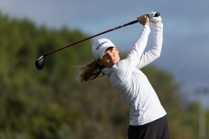 Golferin Emma Spitz beim Abschlag