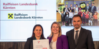 Christiane Tamegger, Recruiting, Personalverwaltung und Recht in der RLB Kärnten, Bundesministerin Susanne Raab und Hubert Sollbauer, Leitung Personal in der RLB Kärnten, bei der feierlichen Verleihung in Wien.