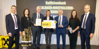 Manfred Quehenberger, Anna Doblhofer-Bachleitner und Andreas Derndorfer (r.) mit dem Siegerteam der RB Saalbach-Hinterglemm-Viehhofen: GL Martin Ottino, Caroline Riedlsperger und GL Hansjörg Ehammer sowie Moderatorin Michaela Egger