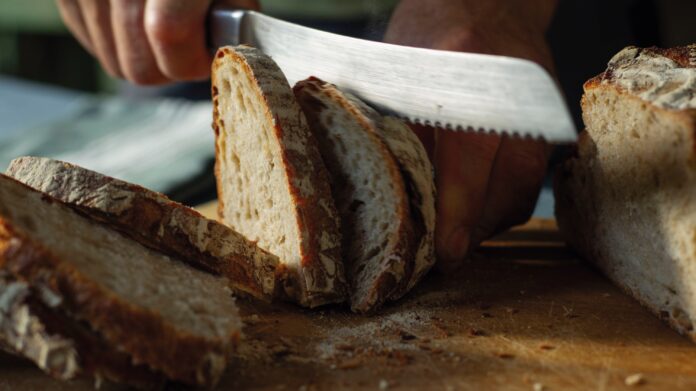 Brot wird angeschnitten