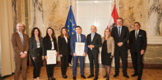 CBAM-Verleihung: Ernst Valecz (RV Stmk), die Absolventen Marina Buch, Nermina Maksumic, Liana Gareeva und Salman Islamov sowie Wirtschaftsminister Martin Kocher, Alexandra Tychi (Leiterin des Prüfbetriebes im ÖRV), ÖRV-Generalrevisor Michael Laminger und Alfons H. Helmel (GF PremiumCert)
