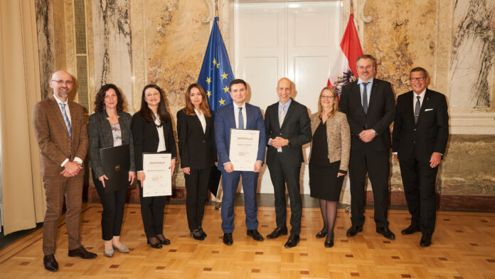 CBAM-Verleihung: Ernst Valecz (RV Stmk), die Absolventen Marina Buch, Nermina Maksumic, Liana Gareeva und Salman Islamov sowie Wirtschaftsminister Martin Kocher, Alexandra Tychi (Leiterin des Prüfbetriebes im ÖRV), ÖRV-Generalrevisor Michael Laminger und Alfons H. Helmel (GF PremiumCert)