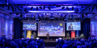 Blick vom Publikum auf die Bühne des Raiffeisen Kärnten Konjunkturforum