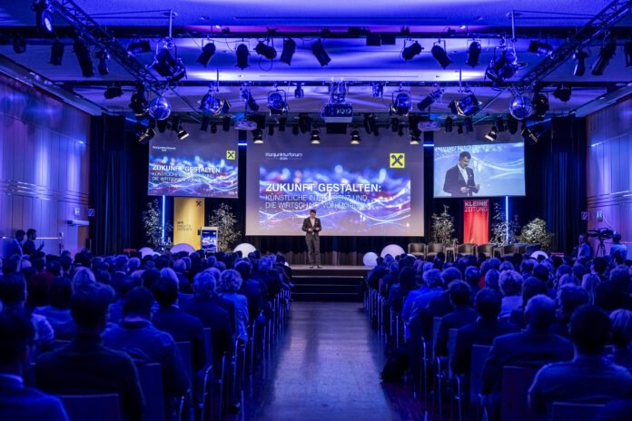 Blick vom Publikum auf die Bühne des Raiffeisen Kärnten Konjunkturforum
