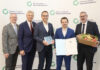 Matthias Breiteneder (3.v.l.) und Christopher Cech (4.v.l.) haben die Auszeichnung entgegengenommen.