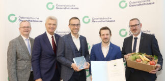 Matthias Breiteneder (3.v.l.) und Christopher Cech (4.v.l.) haben die Auszeichnung entgegengenommen.