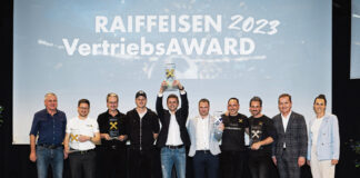 Ein Abend der Sieger: Die Gewinner der Gesamtwertung des Vertriebsawards von der Raiffeisenbank Ossiacher See mit dem Ex-Fußballprofi Walter Schachner, (ganz links), Martin Hinteregger (vierter v.l.), Manfred Wilhelmer (zweiter v.r.) und Victoria Schnaderbeck.