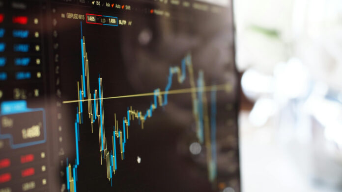 Aktienkurs auf einem Bildschirm. Symbolbild für Aktien, Aktienkurs, Kapitalmarkt.