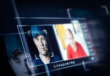 Symbolfoto, das Deepfake-Technologie mit zwei Gesichtern auf einem Bildschirm darstellen soll, als Symbolbild für Cybersecurity