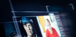 Symbolfoto, das Deepfake-Technologie mit zwei Gesichtern auf einem Bildschirm darstellen soll, als Symbolbild für Cybersecurity