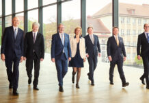 Der gesamte RBI-Vorstand mit CEO Johann Strobl (2.v.l.) und Aufsichtsratsvorsitzendem Erwin Hameseder (3.v.l.) auf dem Weg zur Hauptversammlung