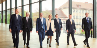 Der gesamte RBI-Vorstand mit CEO Johann Strobl (2.v.l.) und Aufsichtsratsvorsitzendem Erwin Hameseder (3.v.l.) auf dem Weg zur Hauptversammlung