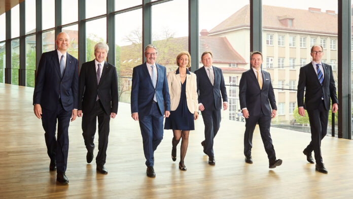 Der gesamte RBI-Vorstand mit CEO Johann Strobl (2.v.l.) und Aufsichtsratsvorsitzendem Erwin Hameseder (3.v.l.) auf dem Weg zur Hauptversammlung