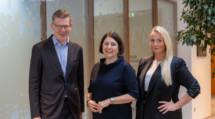 Roland Mechtler (Aufsichtsratsvorsitzender der RSC und Vorstand der RLB NÖ-Wien), Susanne Bauer (Geschäftsführerin RSC) und Verena Kolm (Bereichsleiterin Contact Center, RSC)
