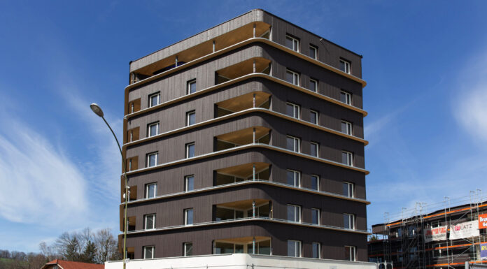 Das achtstöckige Holz-Hybrid-Haus mit 26 Mietwohnungen ist das Highlight im neuen Ortsteilzentrum „Rheindorf“ in Lustenau.