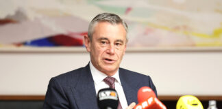 Heinrich Schaller bei der Pressekonferenz