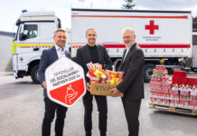 Die offizielle Spendenübergabe an den Präsidenten des OÖ. Roten Kreuzes, Walter Aichinger, durch den Vivatis Vorstandsvorsitzenden Gerald Hackl erfolgte direkt im Logistikzentrum im Beisein von Landesrat Wolfgang Hattmannsdorfer.