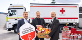 Die offizielle Spendenübergabe an den Präsidenten des OÖ. Roten Kreuzes, Walter Aichinger, durch den Vivatis Vorstandsvorsitzenden Gerald Hackl erfolgte direkt im Logistikzentrum im Beisein von Landesrat Wolfgang Hattmannsdorfer.
