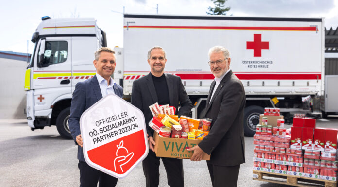 Die offizielle Spendenübergabe an den Präsidenten des OÖ. Roten Kreuzes, Walter Aichinger, durch den Vivatis Vorstandsvorsitzenden Gerald Hackl erfolgte direkt im Logistikzentrum im Beisein von Landesrat Wolfgang Hattmannsdorfer.