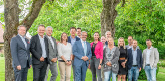 Peter Weinberger und Peter Mayr mit den erfolgreichsten Raiffeisen-Maklern und -Bewertern sowie Generalanwalt Erwin Hameseder (Bild Mitte)