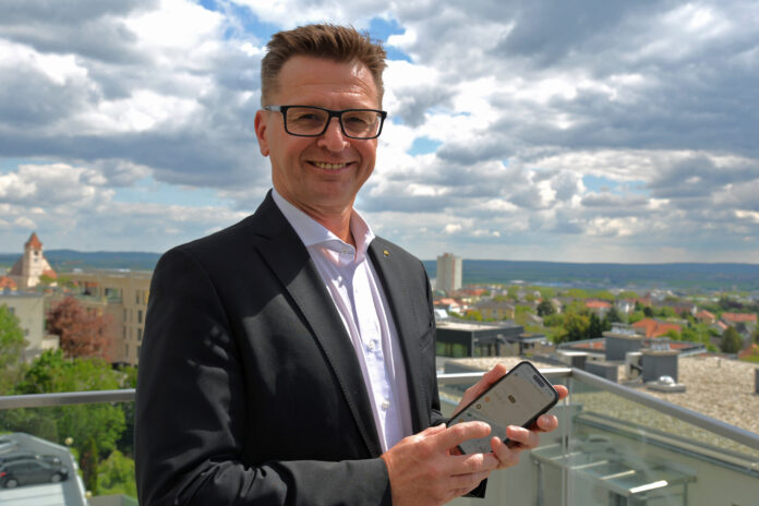 Rudolf Suttner mit einem Smartphone in der Hand